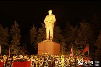 毛澤東誕辰123周年 愛國教育代代傳承各地群眾凌晨冒雨緬懷