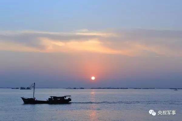 12月15日，國防部新聞局就南沙部署必要防御設施問題回答了記者提問