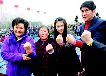   刁娜等山東好人展示手腕上的好人手環(huán)。